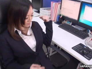Asia kantor pekerja dengan kaus kaki stoking menggosok dia alat kemaluan wanita dengan sebuah