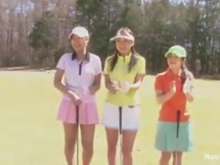 E adhurueshme aziatike adoleshent vajzat luaj një lojë i zhveshje golf