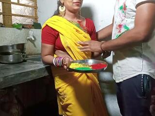 Holi נָקוּב מַקסִים bhabhi ko color lagakar מטבח לעמוד נָקוּב | xhamster