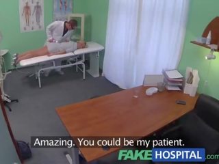 Fakehospital sales rep chycený na kamera použitím kočička na prodávat hungover lékař pills. více na ushotcams